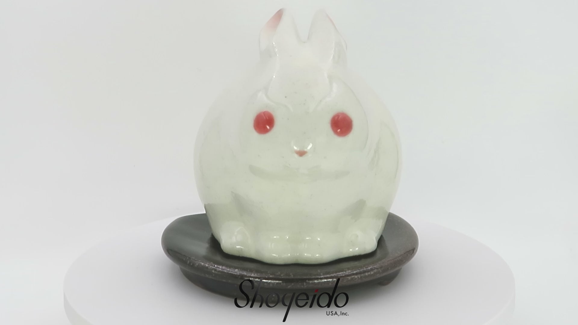 mihoです。 HEREND　うさぎ置物 ヘレンド(Herend) うさぎ置物 ハート(ブルーの鱗模様)を抱く兎(05575